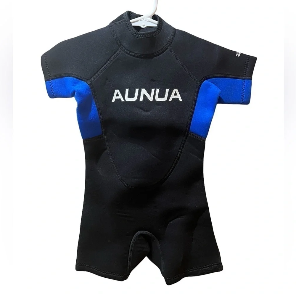 Aunua little boys short wetsuit in size 4